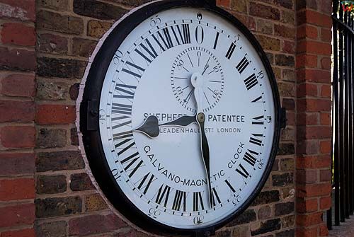 Londyn- Greenwich. Zegar przy bramie muzeum.